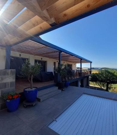 terrasse bois avec structures et gardes corps métalliques