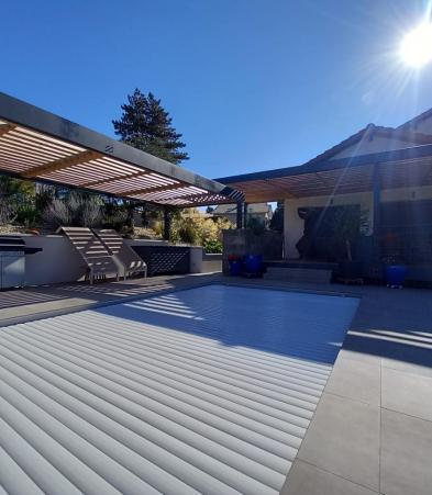 terrasse bois avec structures et gardes corps métalliques
